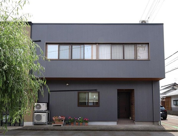 外壁リフォーム~スタイリッシュで長持ちする外壁で生まれ変わった住まい/福井県福井市